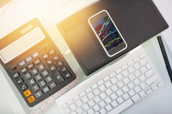 Kalkulator, telefon i klawiatura na biurku